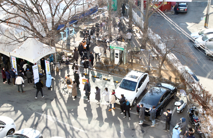 동작구청 임시선별검사소에서 코로나19검사를 받기 위해 대기하고 있는 모습. 동작구 제공 