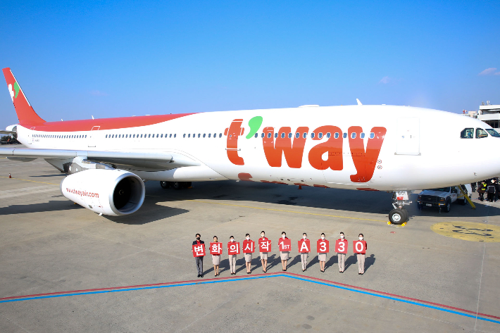A330-300 1호기 도입을 기념해 24일(목) 오후 김포공항 주기장에서 도입 환영식을 진행했다. 티웨이항공 제공 