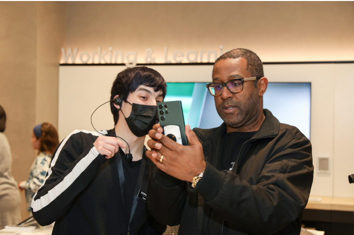 미국 텍사스 스톤브라이어 몰에 위치한 '삼성 익스피리언스 스토어'에서 '갤럭시 S22' 시리즈를 체험하고 있는 모습. 삼성전자 제공