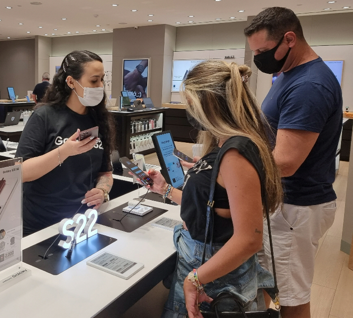 브라질 상파울루 모룸비백화점 내 삼성 매장에서 '갤럭시 S22' 시리즈를 체험하고 있는 모습. 삼성전자 제공