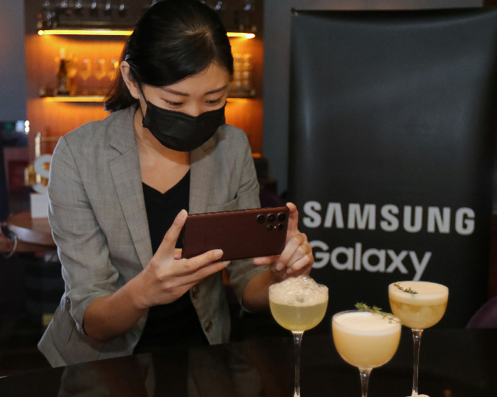 싱가포르 아마라(Amara) 호텔에서 진행된 미디어 행사에서 현지 미디어들이 '갤럭시 S22' 시리즈를 체험하고 있는 모습. 삼성전자 제공