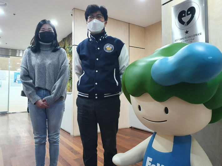 한국산림복지진흥원 전은정 주임(왼쪽)과 대전관광공사 신한승 팀장. 신석우 기자