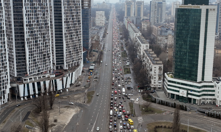 러시아가 우크라이나 침공을 개시한 24일(현지시간) 우크라이나 수도 키예프를 빠져나가려는 사람들이 탑승한 차량이 시내 도로 한쪽을 가득 메우고 있다. 연합뉴스
