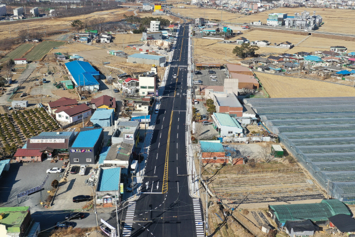 왕복 4차선 도로로 확장된 안강 중앙도시계획도로 전경. 경주시 제공