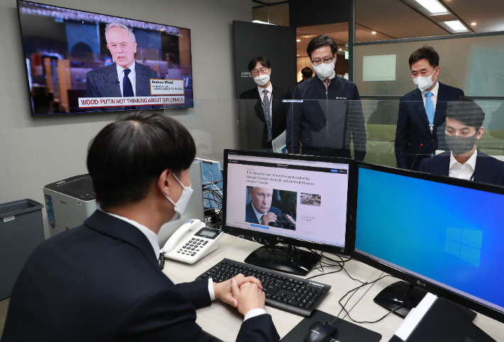 러시아데스크 찾은 통상교섭본부장. 연합뉴스