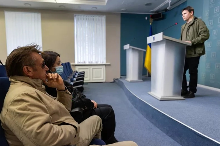 우크라이나 정부 브리핑에 참석 배우이자 감독 숀 펜. 우크라이나 대통령실 제공