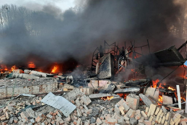 폭격으로 파괴된 우크라 키예프의 국경수비대 시설. 연합뉴스