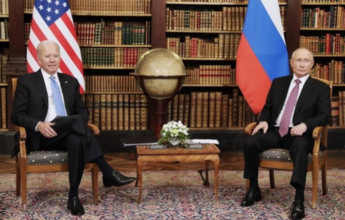 지난해 6월 서로 대면한 조 바이든 미국 대통령(왼쪽)과 블라디미르 푸틴 러시아 대통령. 연합뉴스