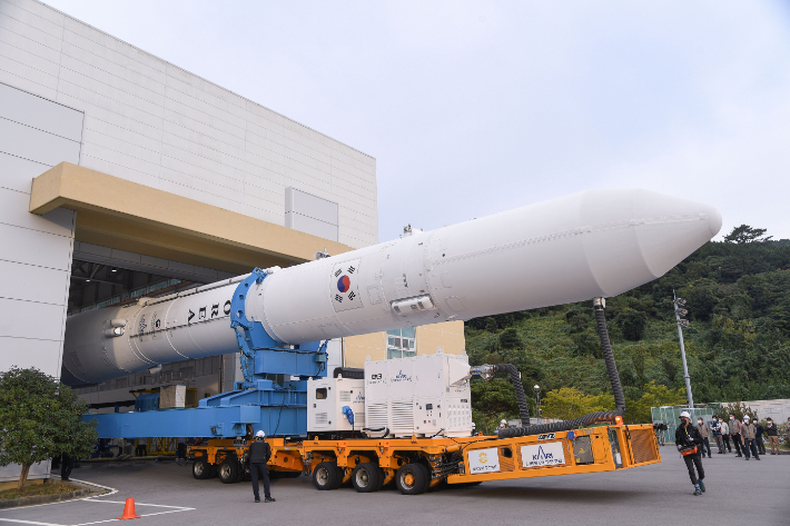 한국형 발사체 누리호(KSLV-II)가 이송되는 모습. 한국항공우주연구원 제공