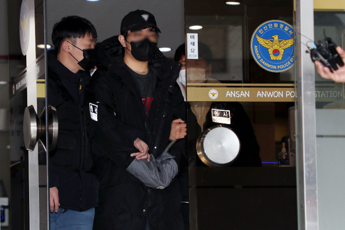 아동 성범죄자 조두순의 집에 들어간 뒤 조씨를 둔기로 폭행한 혐의로 구속된 A(21)씨. 연합뉴스