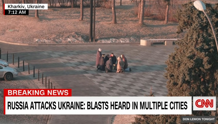 지난 24일 우크라이나 동부 하르키프의 한 광장에 모여 기도하는 현지인들. (사진은 CNN 보도화면 캡쳐) 
