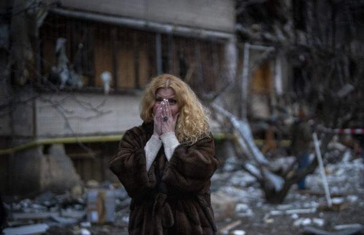 2022년 2월 25일 러시아군의 미사일 공격을 받은 우크라이나 수도 키예프 시내에서 한 주민이 로켓 공격으로 불탄 집 옆에 서 있다. 연합뉴스