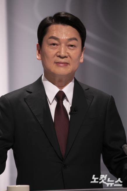 국민의당 안철수 후보가 중앙선거방송토론위원회 주관으로 25일 오후 서울 상암 SBS 오라토리움에서  열린  제20대 대선 제2차 초청후보자토론회에 참여하고 있다.