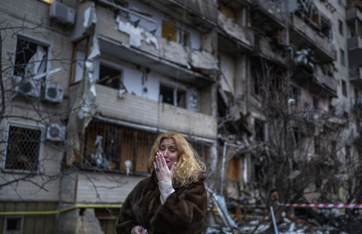 로켓 공격을 받아 벽면이 너덜너덜한 잔해물 더미로 변한 우크라이나 수도 키예프의 아파트 건물 앞에서 25일(현지시간) 이곳에 살던 한 여성이 절규하고 있다. 연합뉴스