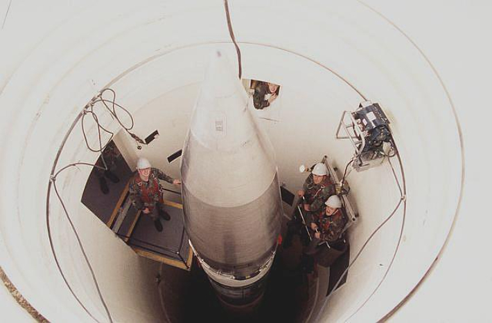 미니트맨 Ⅲ ICBM. 사진은 1970년대에 촬영됐으며 장병들과 비교해 보면 그 크기를 알 수 있다. 미 공군 지구권타격사령부 페이스북