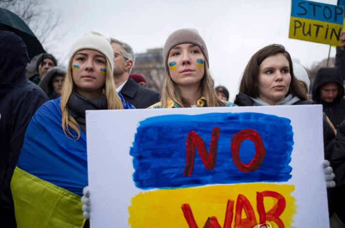 24일(현지시간) 미국 수도 워싱턴DC의 라파예트 광장에서 열린 러시아의 우크라이나 침공 규탄 집회에서 한 참가자가 '전쟁 안 돼'라고 적힌 손팻말을 들고 있다. 연합뉴스