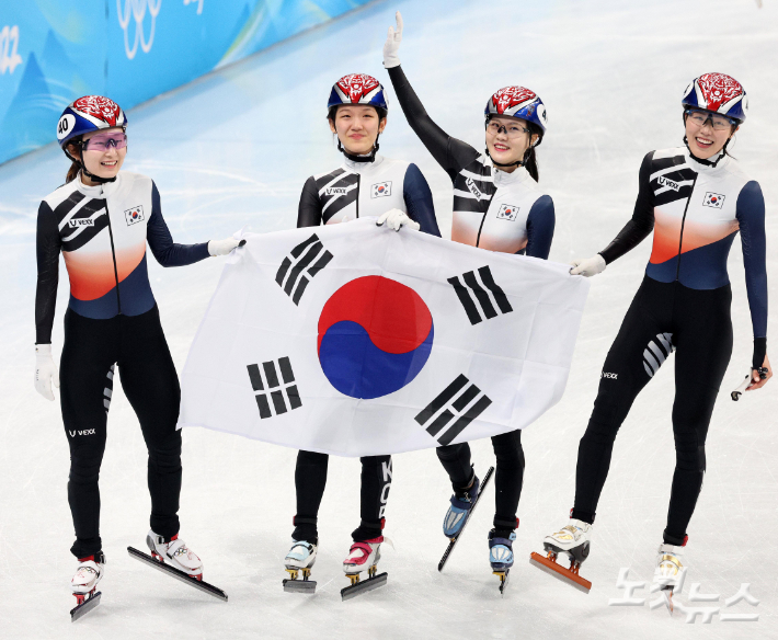 2022 베이징동계올림픽 쇼트트랙 여자 3000m 계주 경기에서 은메달을 획득한 최민정(왼쪽부터), 서휘민, 이유빈, 김아랑이 태극기를 들고 기뻐하는 모습. 베이징(중국)=CBS노컷뉴스 박종민 기자