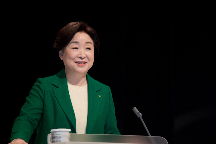 정의당 심상정 대선 후보가 25일 서울 마포구 상암동 SBS 스튜디오에서 열린 중앙선거관리위원회 주관 제20대 대통령선거 후보자 2차 정치분야 방송토론회에서 토론 준비를 하고 있다. 연합뉴스