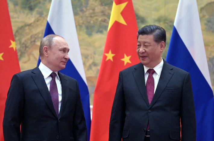 '2022 베이징동계올림픽' 개막일인 지난 4일 시진핑(오른쪽) 중국 국가주석이 베이징 조어대 국빈관에서 자국을 방문한 블라디미르 푸틴(왼쪽) 러시아 대통령과 정상회담을 앞두고 사진 촬영을 위해 포즈를 취하고 있다. 연합뉴스