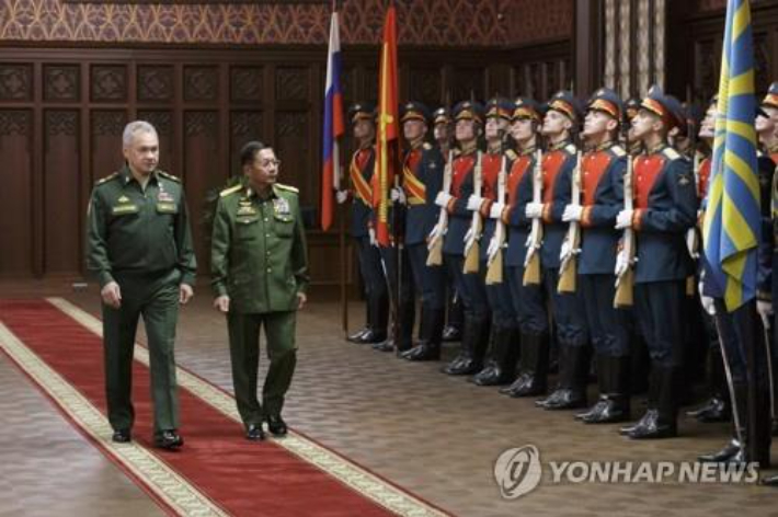 작년 6월 러시아 국방장관과 의장대 사열하는 미얀마군 총사령관. 연합뉴스