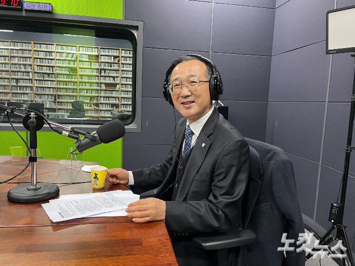 강원CBS 시사프로그램 <서정암의 시사줌인>에 출연한 강원신용보증재단 김건영 이사장. 서정암 아나운서.