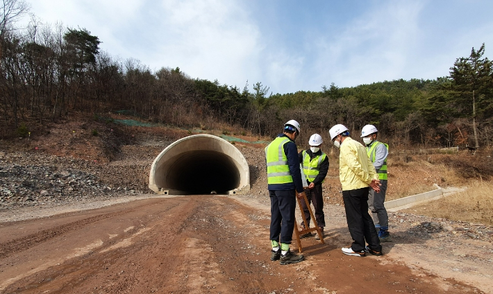 지방도로 사업장 점검. 경남도청 제공