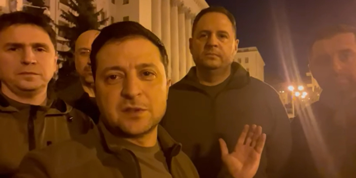 젤렌스키 대통령이 25일(현지시간) 수도 키예프에 남겠다며 올린 영상. 젤렌스키 대통령 페이스북 캡처