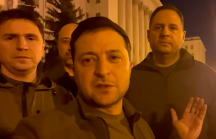 젤렌스키 대통령이 25일(현지시간) 수도 키예프에 남겠다며 올린 영상. 젤렌스키 대통령 페이스북 캡처