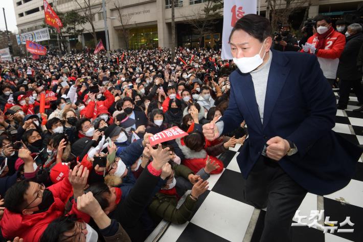 윤석열, 지지자들 앞에서 어퍼컷 세레머니