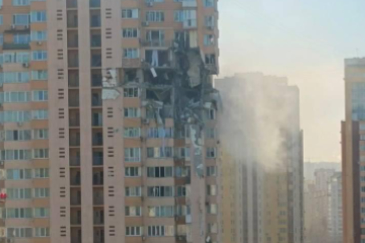 우크라이나 수도 키예프 도심의 한 아파트가 미사일 폭격 당한 모습. 트위터 캡처