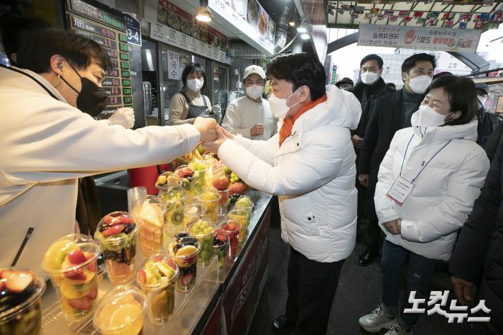 광장시장 상인들과 만나는 안철수 대선후보