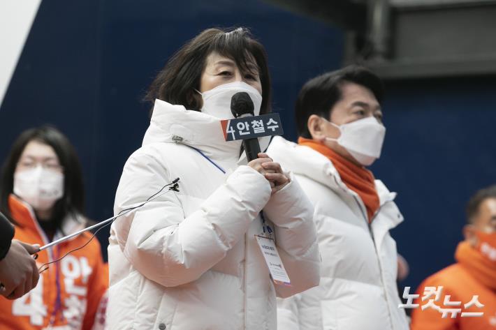 국민의당 안철수 대선후보의 배우자 김미경 교수가 26일 오후 서울 종로구 광장시장 서문 입구에서 열린 현장유세에서 안철수 후보의 지지를 호소하고 있다.