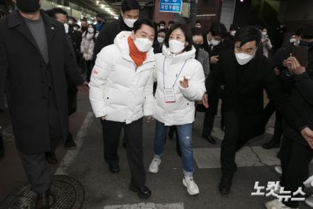 국민의당 안철수 대선후보가 배우자 김미경 교수와 함께 26일 오후 서울 종로구 광장시장 방문을 마치고 선거유세장으로 이동하며 대화를 나누고 있다.