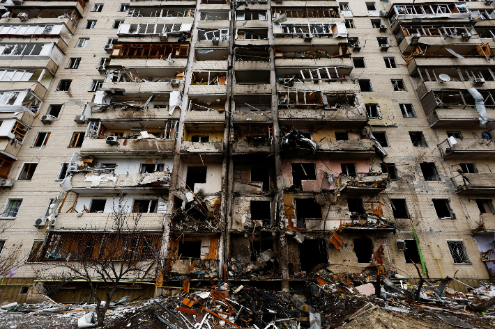 러시아의 우크라이나 침공 이틀째인 25일(현지시간) 수도 키예프의 한 아파트 건물이 포격으로 파괴돼 있다. 연합뉴스