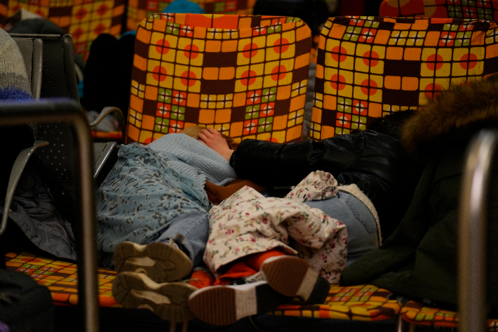 24일(현지시간) 우크라이나와 국경을 접한 폴란드 프셰미실의 기차역으로 피란한 우크라이나 주민들이 야외 침대에서 새우잠을 자고 있다. 연합뉴스