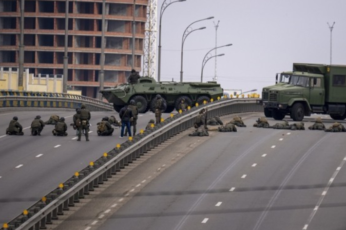 우크라이나 군인들이 수도 키예프 시내 다리 위에서 러시아군의 진격에 대비해 전투 태세를 갖추고 있다. 연합뉴스