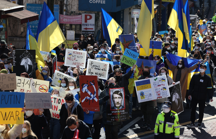 27일 중구 주한러시아대사관 인근에서 재한 우크라이나인들이 러시아의 우크라 침공을 규탄하는 반전 행진을 하고 있다. 연합뉴스