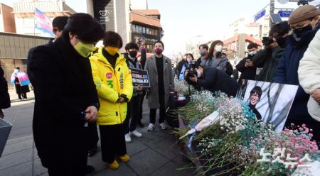 변희수 하사 1주기 추모제, 묵념하는 심상정 정의당 대선후보