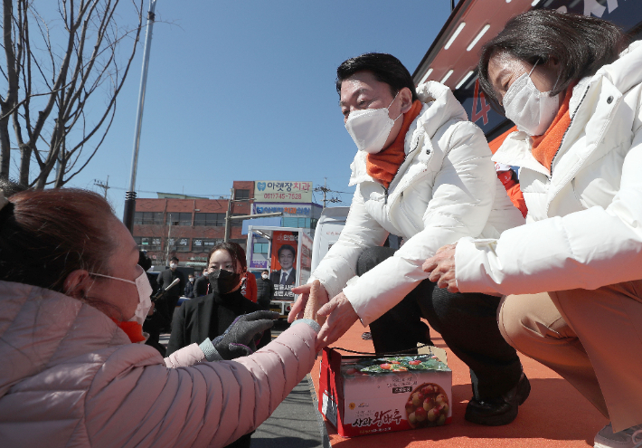 국민의당 안철수 대선 후보와 부인 김미경 교수가 27일 오후 전남 순천시 아랫장에서 열린 유세에서 지지자들과 인사하고 있다. 연합뉴스