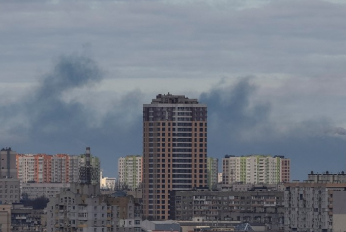 우크라이나 수도 키예프 상공에서 27일(현지시간) 포격으로 인한 연기가 치솟고 있다. 연합뉴스