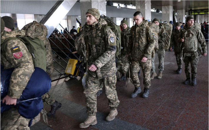 우크라이나 군인들이 25일 우크라이나 키예프 중앙역에서 걷고 있다. 로이터통신 캡처