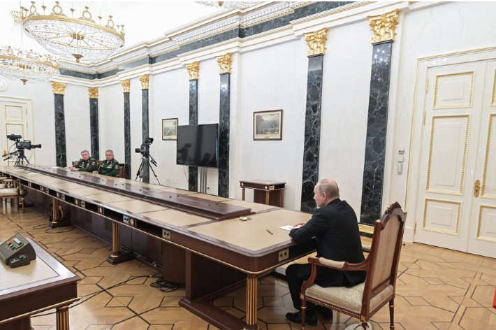 블라디미르 푸틴(오른쪽) 러시아 대통령이 27일(현지시간) 세르게이 쇼이구(가운데) 국방장관과 발레리 게라시모프 총참모장과 회의하고 있다.
