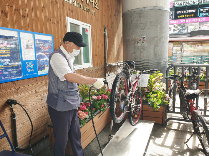 노원구 상계역 자전거 공공대여소의 스팀세척 서비스 모습. 노원구 제공