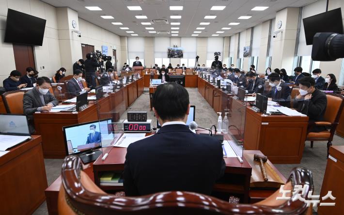 28일 서울 여의도 국회에서 열린 국방위원회 전체회의에서 서욱 국방부 장관이 현안보고를 하고 있다. 이날 이 회의는 북한 탄도미사일 발사와 우크라이나 사태 등에 대한 현안질의를 위해 개최됐다.