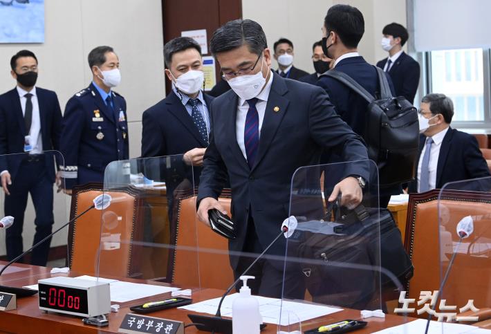 국방위 전체회의 참석하는 서욱 국방부 장관