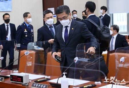 국방위 전체회의 참석하는 서욱 국방부 장관