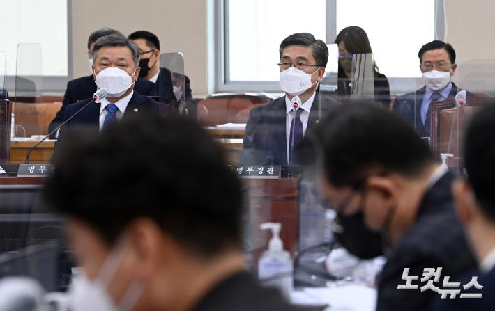 국방위 전체회의 참석한 서욱 국방부 장관-정석환 병무청장