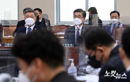 국방위 전체회의 참석한 서욱 국방부 장관-정석환 병무청장