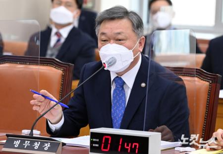 윤석열 국민의힘 대선후보 관련 질의받는 정석환 병무청장