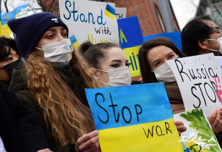 기자회견 참석한 우크라이나인들